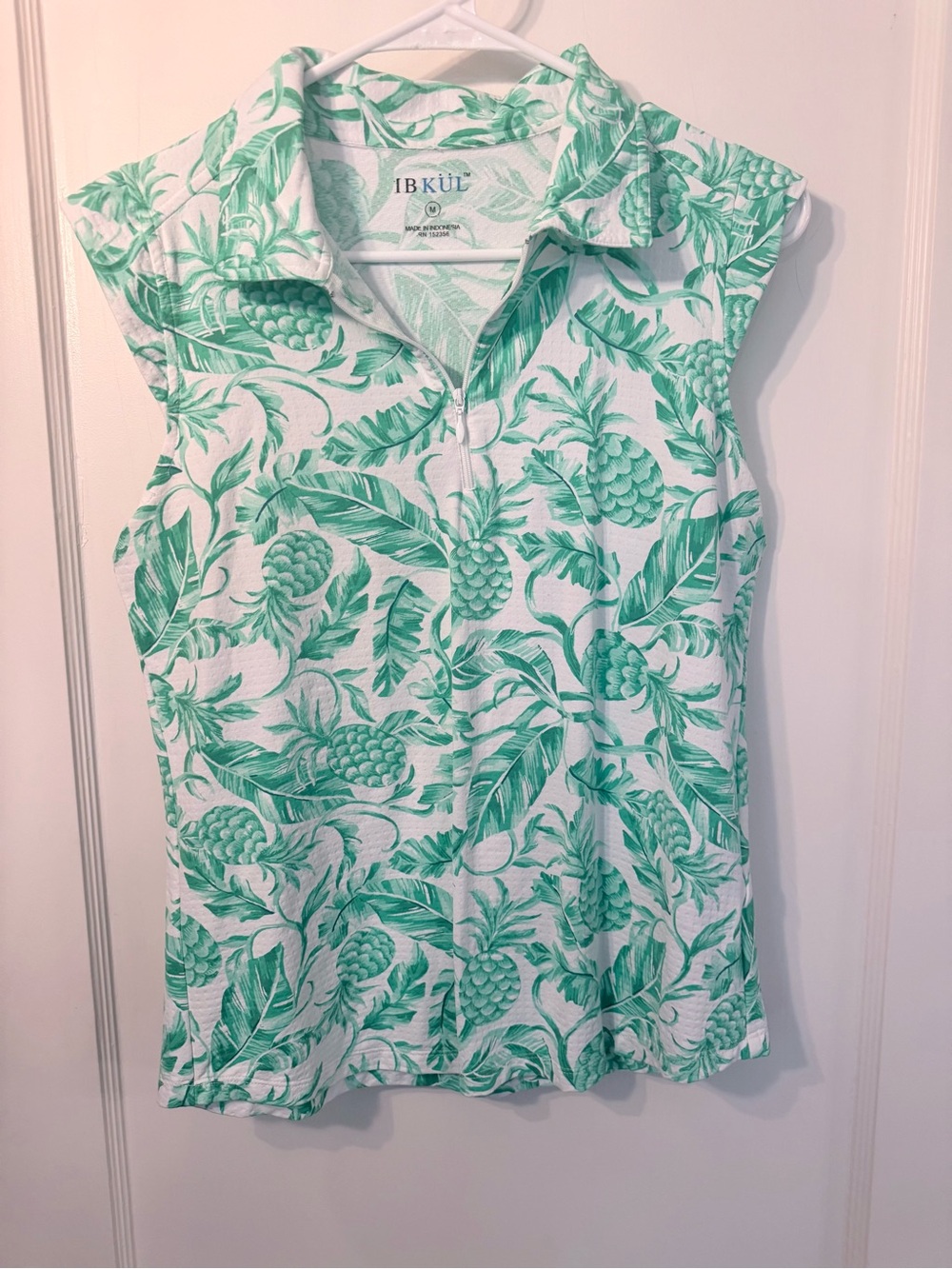 IBKUL White Sleeveless Polo with Green Tropical Pineapple Print-golf/tennis